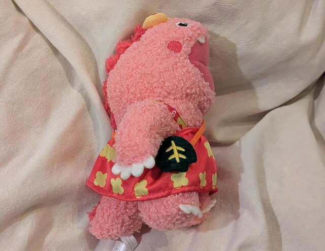 ざわざわ森のがんこちゃん ぬいぐるみチャーム 横から見た様子
