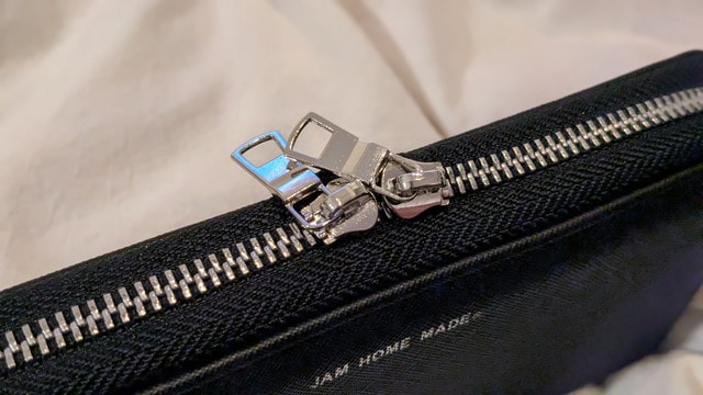 JAM HOME MADE 超仕分け財布 シルバーのダブルファスナー引き手アップ