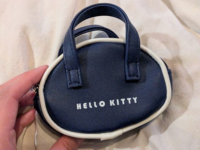 バッグ形ポーチ背面 HELLO KITTY ロゴプリント（ネイビー本体、持ち手付き）