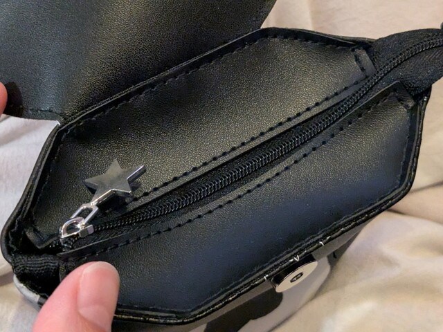 そのままポーチ上部のファスナーと星形チャーム（フラップを開けた状態）