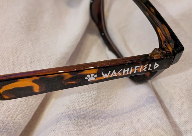 猫のダヤン ルーペメガネのテンプル部分 ロゴと肉球のプリント