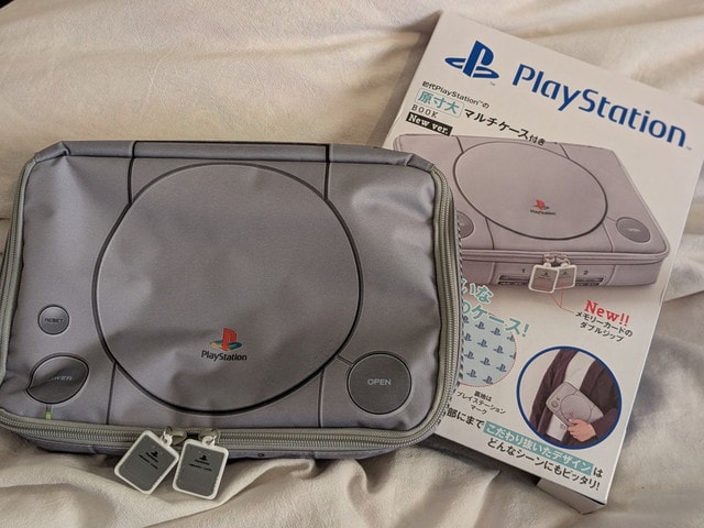 再現高い!ファン歓喜「初代PlayStation™」が原寸大マルチケースになった