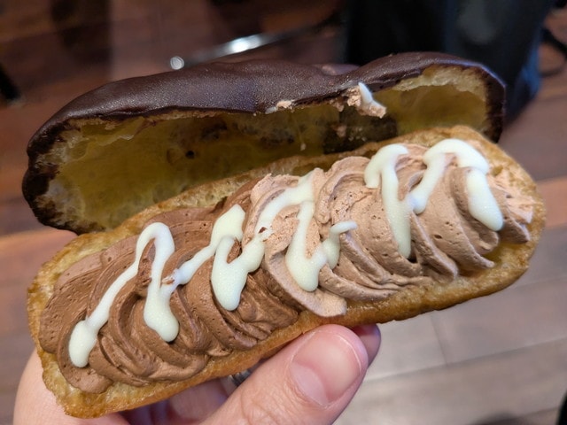 クワトロチョコエクレア 断面とチョコクリームの層
