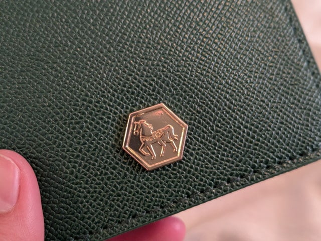 福財布 六角形モチーフと馬の刻印アップ