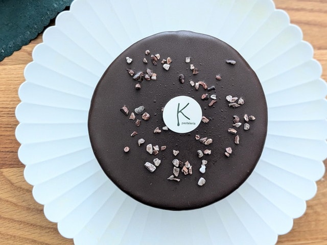 白い皿にのせたチョコレートケーキ Doble Kの上面