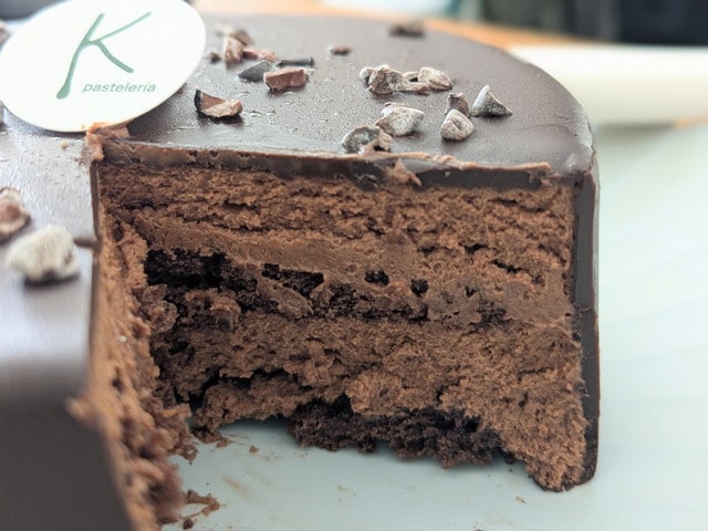 カットしたチョコレートケーキ Doble Kの断面（ムースとスポンジの層）
