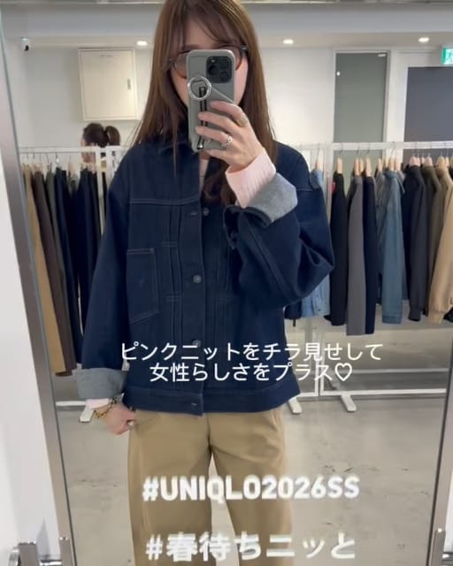 濃いブルーのデニムトラッカージャケットを着たコーデ