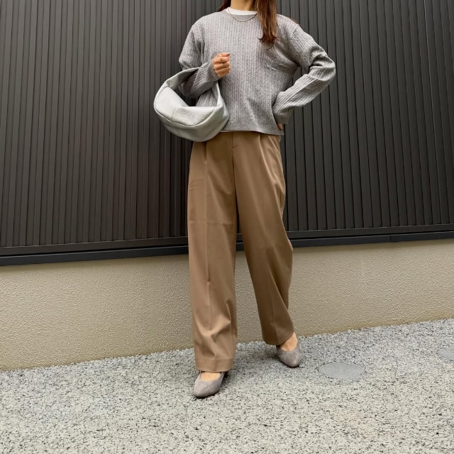 ミニケーブルクルーネックセーターを着たコーデ