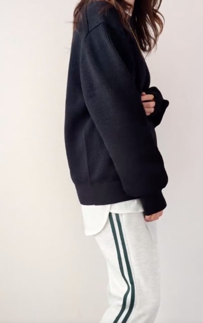 ブラックのリリヤーンクルーネックセーターを着たコーデ