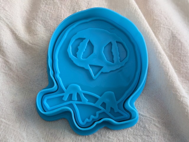 ふくろうスタンプを重ねた状態（大きな目とくちばしのラインがくっきり見える）