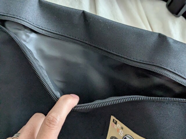 前面ファスナーポケットを開けた様子(内側の裏地)