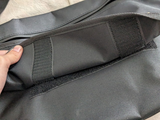 フラップ内側の面ファスナー(マジックテープ)部分