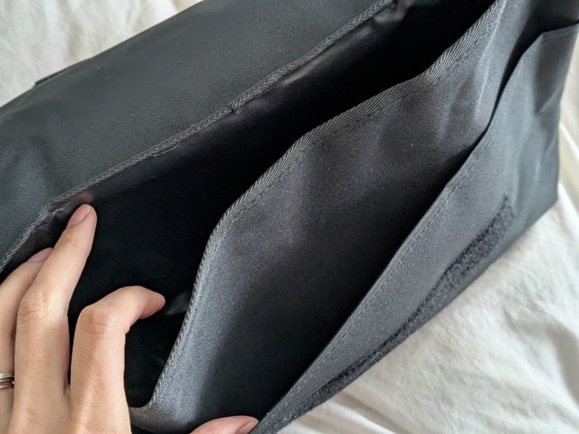 メイン収納の2層(仕切り)構造が分かる内側