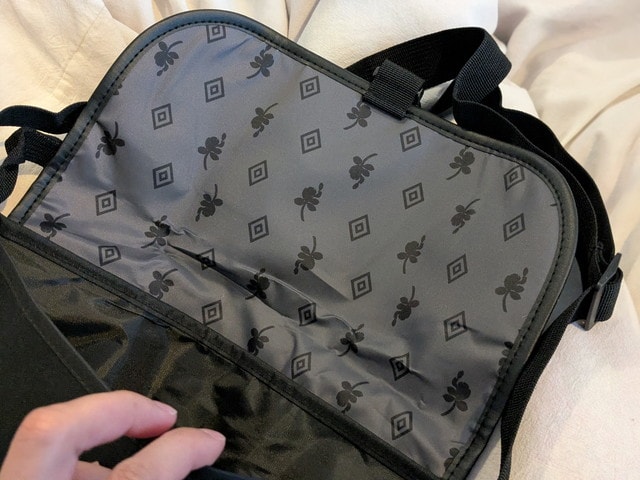 バッグのフラップ内側 裏地の総柄デザインが見える