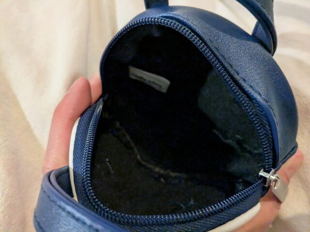 バッグ形ポーチのファスナーを開けた内側(黒い内側、開口部の様子)