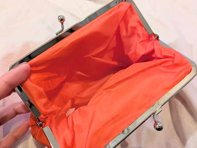 リンゴ柄キルティングの刺しゅう入りがま口ポーチ