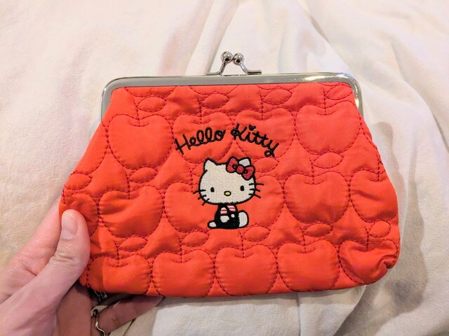 リンゴ柄キルティングの刺しゅう入りがま口ポーチ