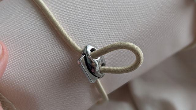 素敵なあの人 2026年3月号(通常号)付録 スッキリポーチ ゴム留め金具とゴムのアップ