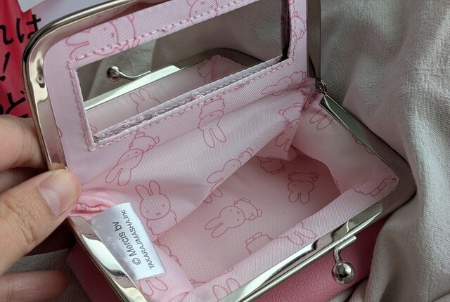 素敵なあの人 2026年3月号(増刊)付録 がま口型コンパクトポーチ 内側の総柄とタグのアップ