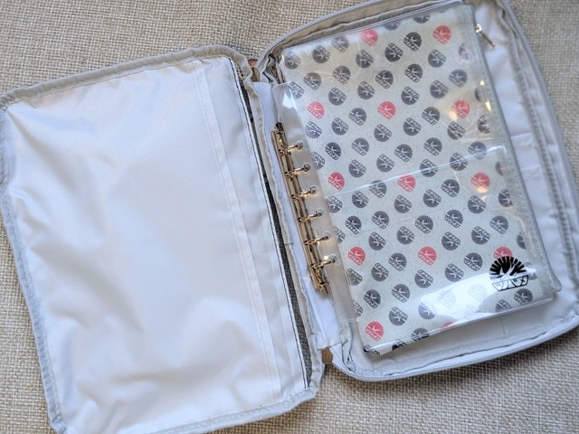 バインダーポーチを開いた状態 バインダー金具と収納例