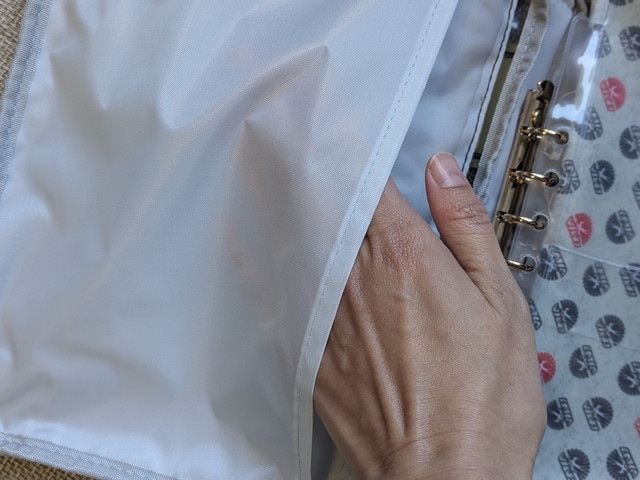 内側ポケットに手を入れた収納イメージ