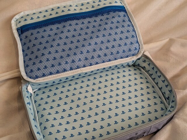 初代PlayStation™ マルチケース 内側 総柄裏地とジップポケット