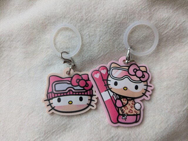Hello Kittyチャーム2個（顔モチーフとスキー姿）