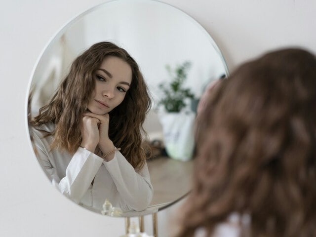 鏡を見る女性