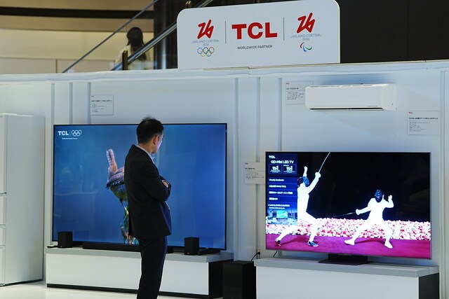 2026年 TCL 冬季オリンピック ポップアップイベント(東京) TCL家電展示エリア 大型テレビの映像展示をチェックする来場者