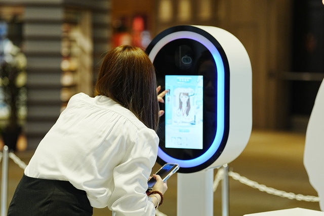 2026年 TCL 冬季オリンピック ポップアップイベント(東京) フォト体験ブース 画面でフレームを選ぶ来場者