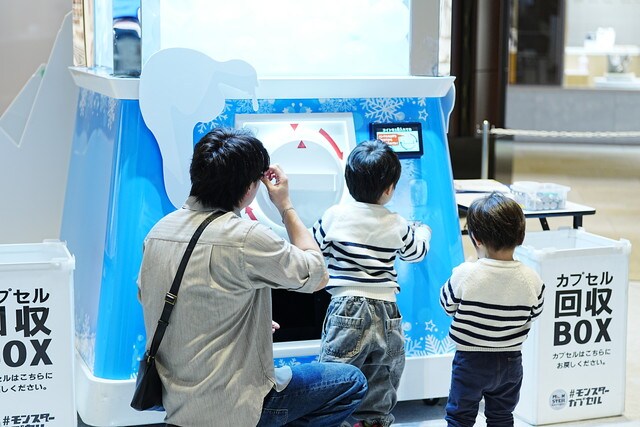 2026年 TCL 冬季オリンピック ポップアップイベント(東京) 巨大ガチャガチャ カプセル回収ボックス前で挑戦する来場者