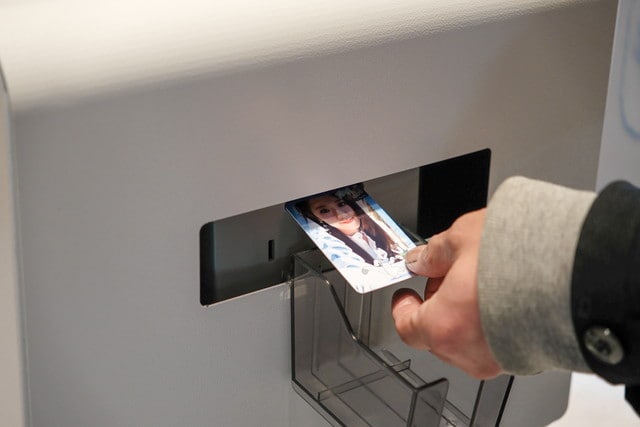 2026年 TCL 冬季オリンピック ポップアップイベント(東京) フォト体験 完成した写真マグネットを受け取る手元