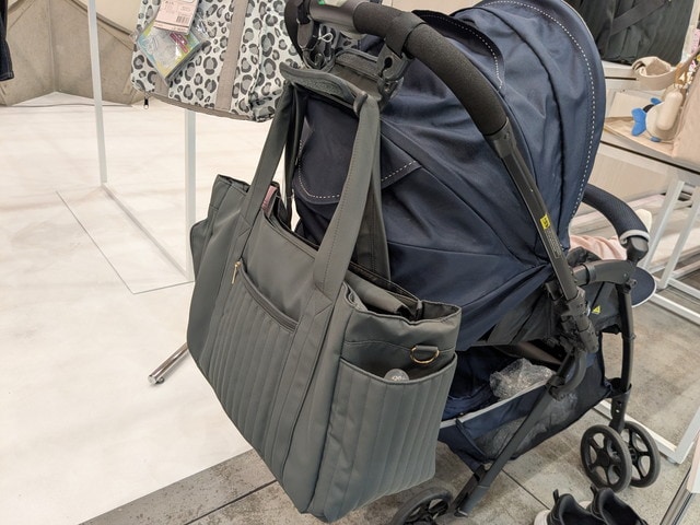 ベビカーにかけているバッグ