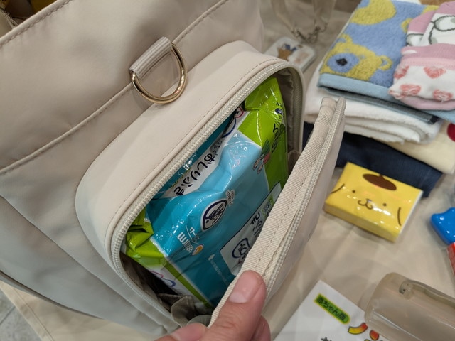 ウエットティッシュが入ったサイドポケット