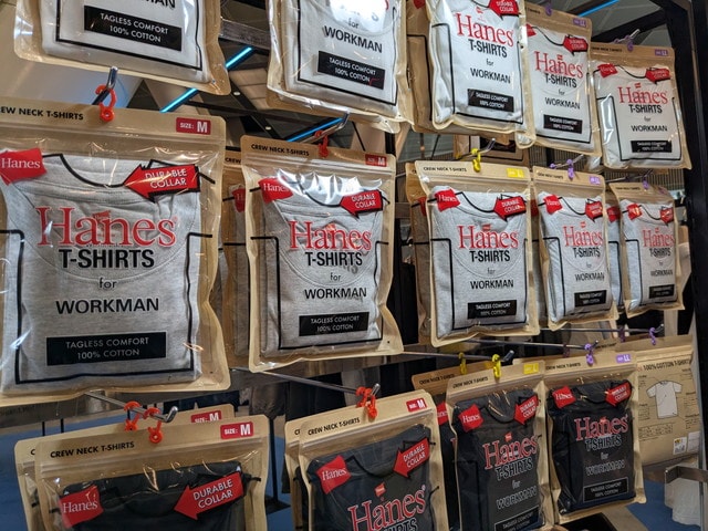 ワークマンカラーズ×ヘインズのTシャツのパッケージが並んでいる
