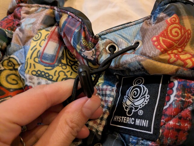 ショルダーバッグのスナップボタンと開口部