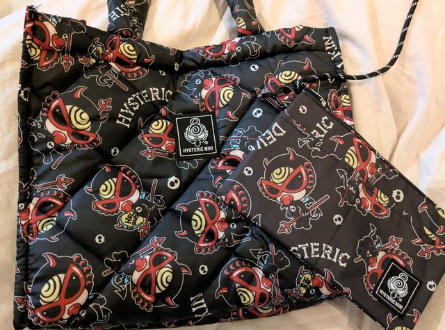 DEVILKIN柄ミニバッグと同柄アイテムを並べた写真