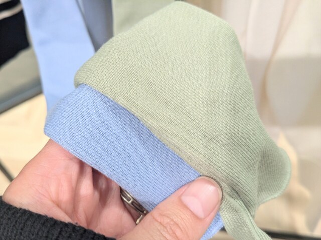 ブルーとグリーンのソフトシアークルーネックTのテクスチャー