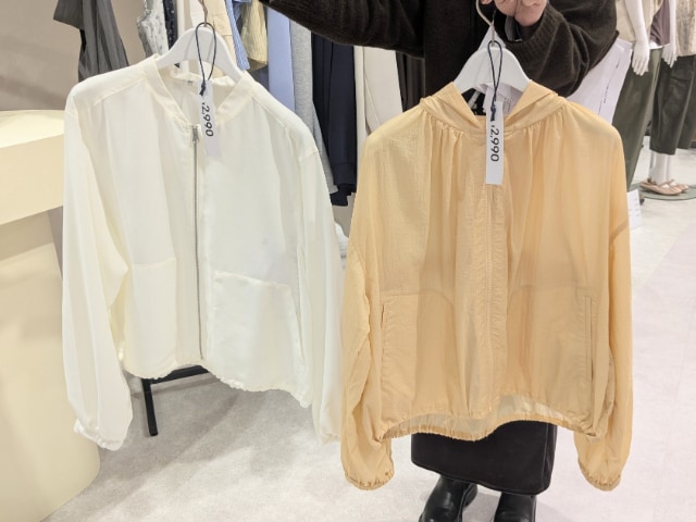 白とオレンジのUVカットシアーパーカ