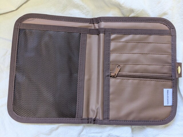 マルチケースを開いた状態 メッシュポケットとカードポケットとファスナーポケットが見える