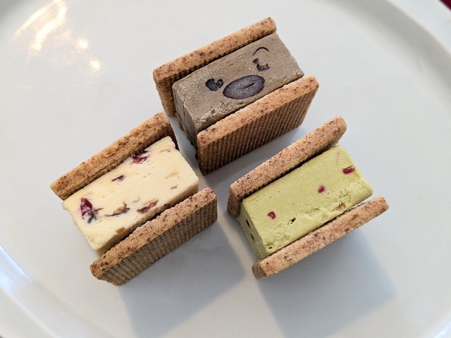 蒜山ジャージーバターサンドを手に持った様子