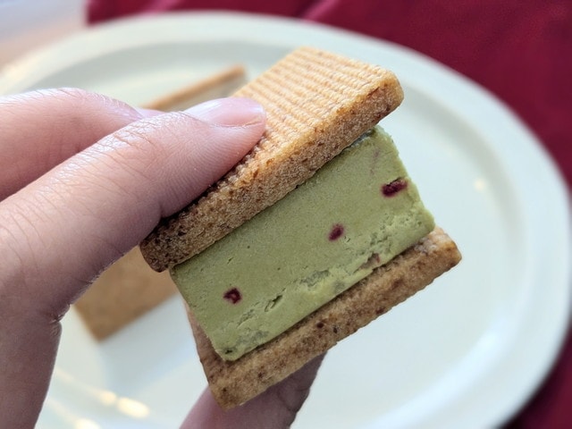 ピスタチオ＆フランボワーズの断面アップ