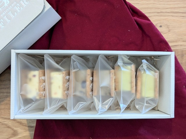 蒜山ジャージーバターサンドの箱を開けた状態（個包装が並ぶ）