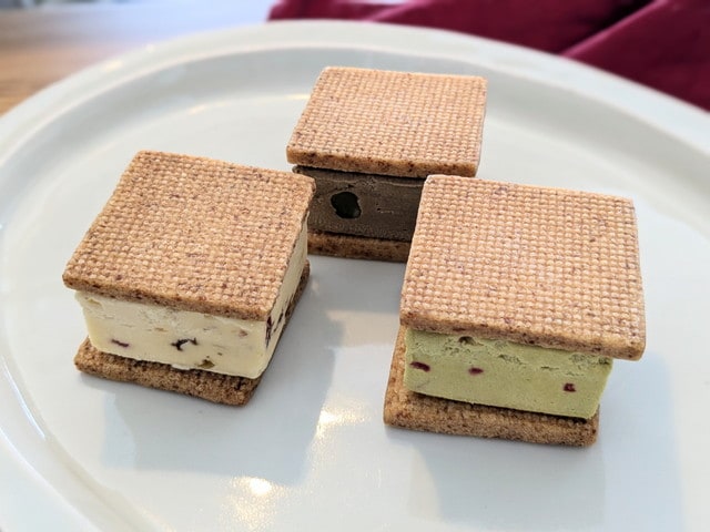 蒜山ジャージーバターサンド3種（皿に並んだ状態）