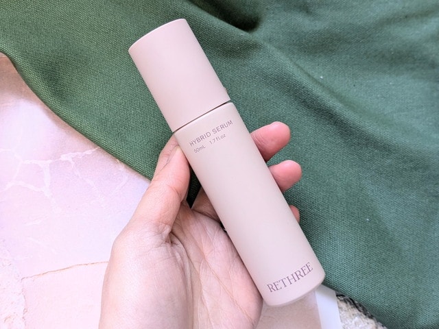 RETHREE HYBRID SERUMを手に持った様子