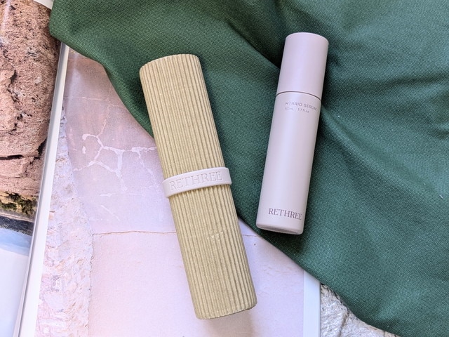 RETHREE HYBRID SERUMの本体とケース