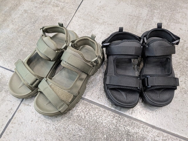 2色のスポーツテープサンダル