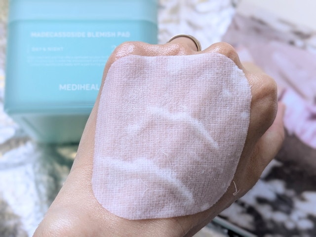 MEDIHEAL マデカッソシド ブレミッシュパッド 手に広げた様子