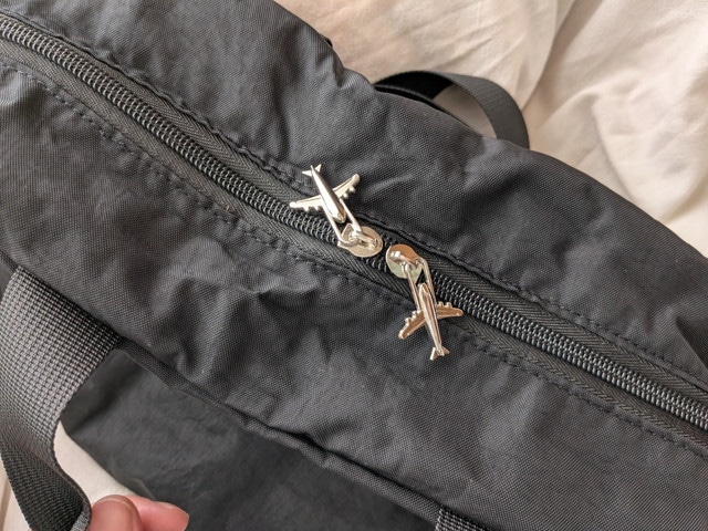 メイン収納のファスナー部分