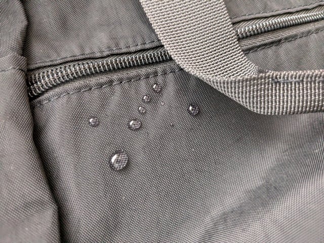 生地表面の水滴を弾く様子